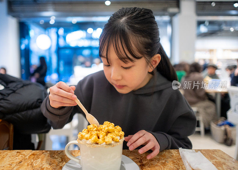 十几岁的女孩在咖啡馆吃/喝甜点